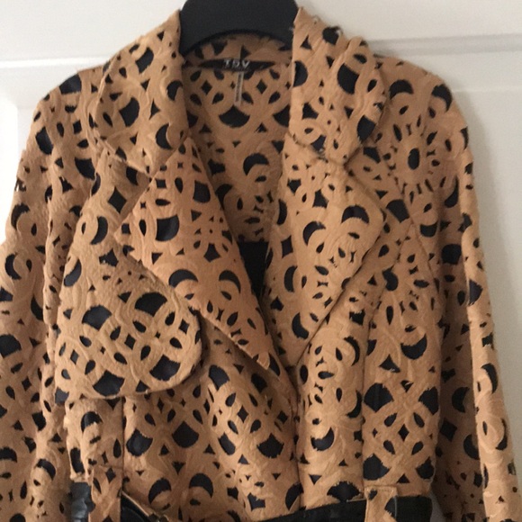 Beautiful laser cut trench coat. Caramel with black - Picture 2 of 7
